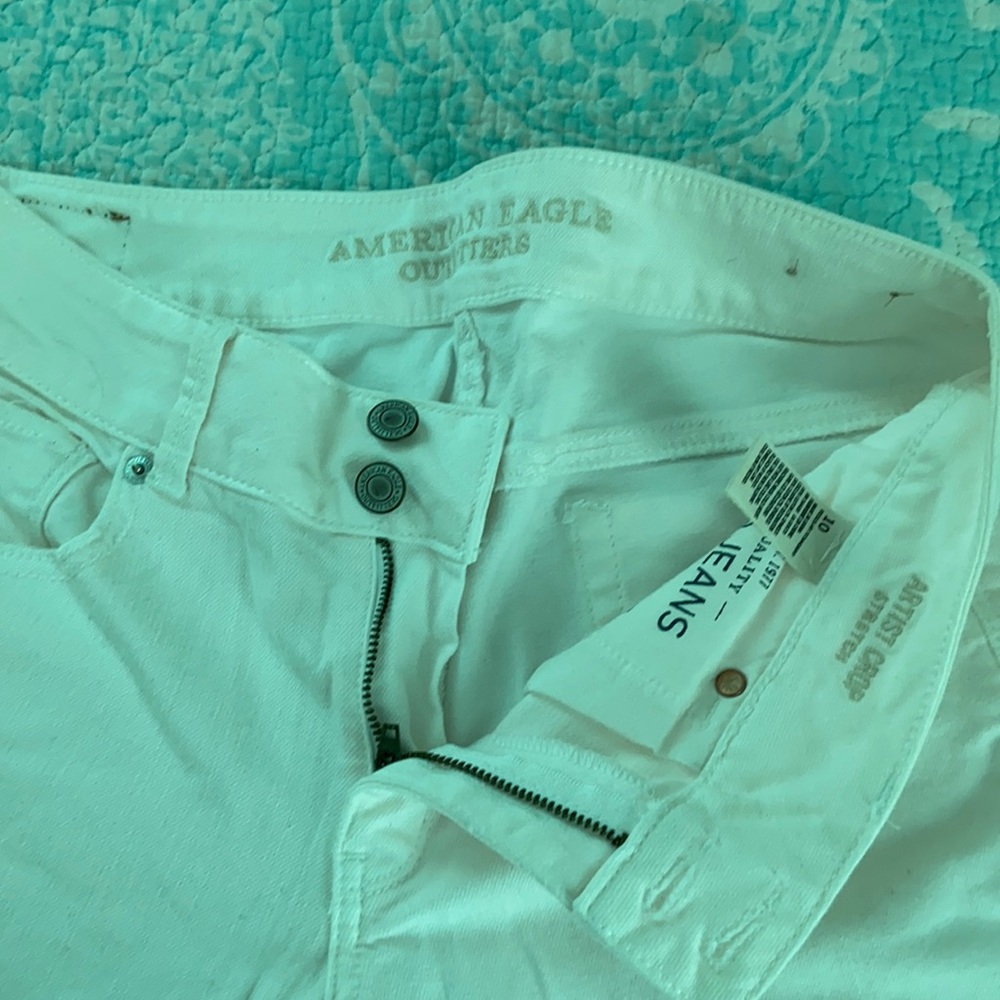 White, cropped jeans